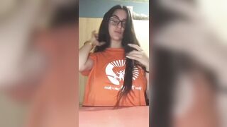 Studentessa con occhiali esce le sue tettone naturali