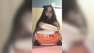 Studentessa con occhiali esce le sue tettone naturali