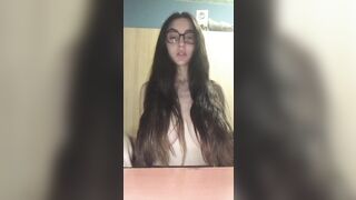 Studentessa con occhiali esce le sue tettone naturali