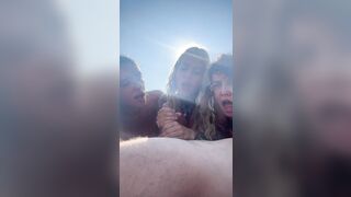 In tre troie spompinando amiche al mare che sborra