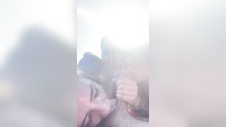 In tre troie spompinando amiche al mare che sborra