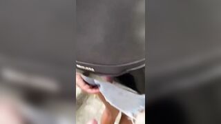 Lo scopo veloce all'aperto con gli short