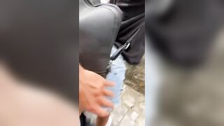 Lo scopo veloce all'aperto con gli short