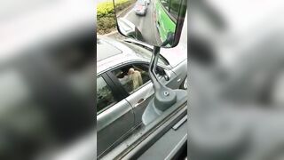 Ditalino esibizionista in macchina