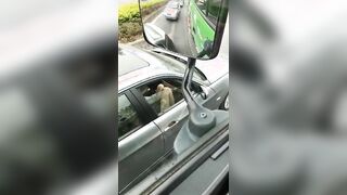 Ditalino esibizionista in macchina