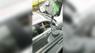 Ditalino esibizionista in macchina