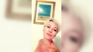 Bionda italiana si accarezza la fica umida Amatoriale Milf bionda