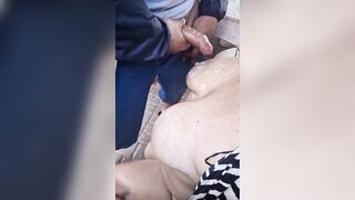 Moglie matura sborrata sulle tettone