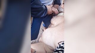 Moglie matura sborrata sulle tettone