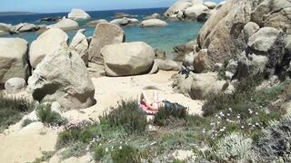 Beccata a masturbarsi sulla spiaggia in Gallura