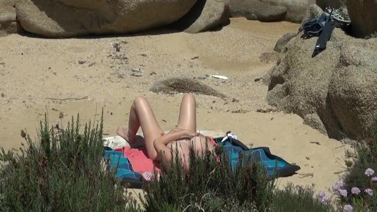 Beccata a masturbarsi sulla spiaggia in Gallura