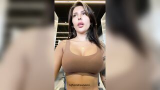 Italiana porca esce le tettone in palestra