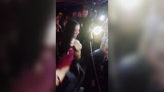 Si toglie il reggiseno in discoteca