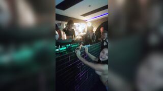 Si toglie il reggiseno in discoteca