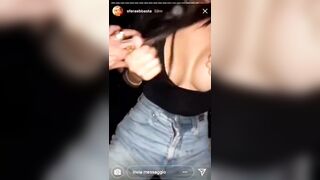 Sfera Ebbasta palpa le tette a Naomi Di Crescenzo in DIscoteca