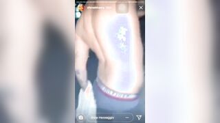 Sfera Ebbasta palpa le tette a Naomi Di Crescenzo in DIscoteca