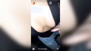 Sfera Ebbasta palpa le tette a Naomi Di Crescenzo in DIscoteca