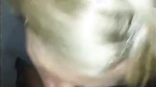 Filmata dal cornuto mentre il bull la incula in macchina e le viene in bocca