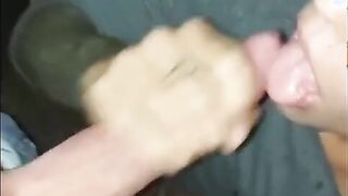 Filmata dal cornuto mentre il bull la incula in macchina e le viene in bocca