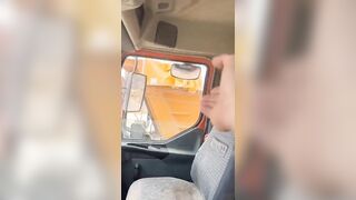 Il ciclista si fa fare una pompa - Beccati e ripresi da camionista