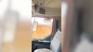 Il ciclista si fa fare una pompa - Beccati e ripresi da camionista