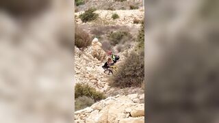 Il ciclista si fa fare una pompa - Beccati e ripresi da camionista