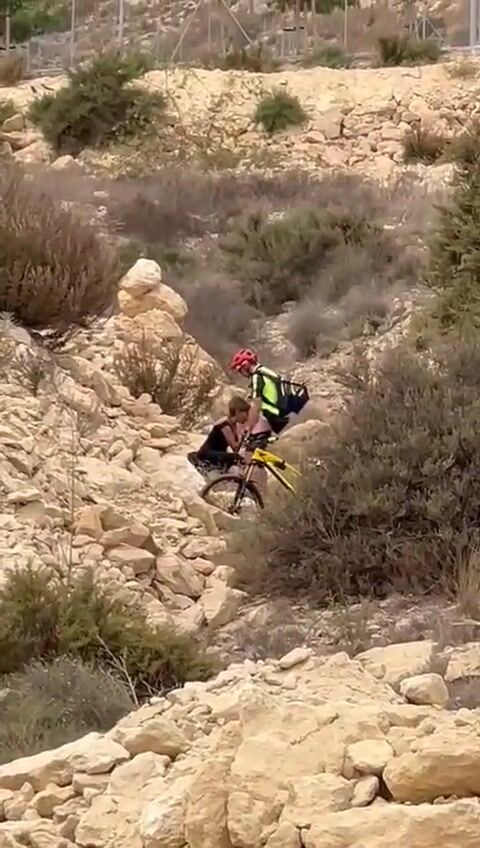 Il ciclista si fa fare una pompa - Beccati e ripresi da camionista
