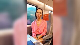 Ragazza italiana mostra le tette in treno al controllore