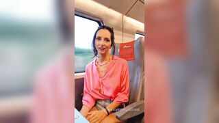 Ragazza italiana mostra le tette in treno al controllore