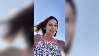 Pedalando in bicicletta con le tette fuori OF