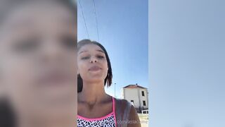 Pedalando in bicicletta con le tette fuori OF