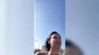 Pedalando in bicicletta con le tette fuori OF