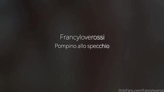 Pompino con sborrata sullo specchio e lei ripulisce di lingua