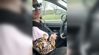 Priscilla Salerno si spogli mentre guida e esce le tettone