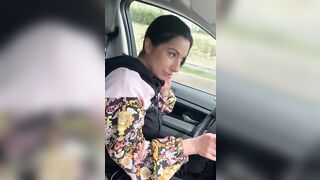 Priscilla Salerno si spogli mentre guida e esce le tettone