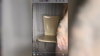 Tettona italiana tatuata si masturba sulla sedia