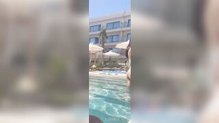 Jori Delli lato b in piscina