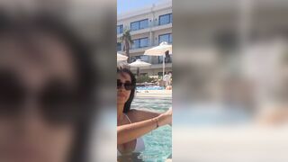 Jori Delli lato b in piscina