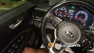 Lo sego e succhio nel parcheggio del centro commerciale