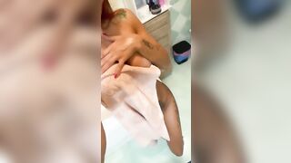 Milf rossa tettona in bagno dopo la doccia