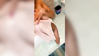 Milf rossa tettona in bagno dopo la doccia