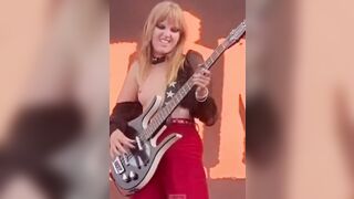 Victoria De Angelis topless in concerto