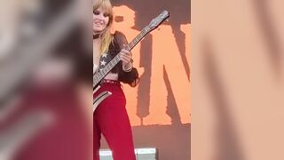 Victoria De Angelis topless in concerto