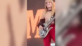 Victoria De Angelis topless in concerto