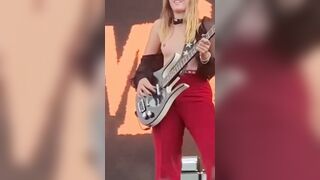 Victoria De Angelis topless in concerto