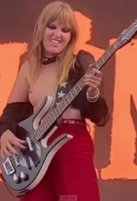 Victoria De Angelis topless in concerto