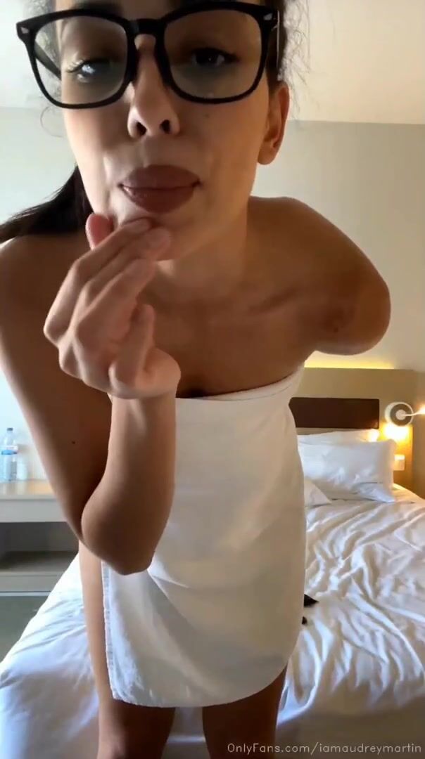 Regina Kinghar si spoglia nuda Onlyfans
