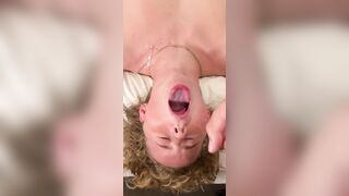 La troia è pronta per farsi sborrare in faccia