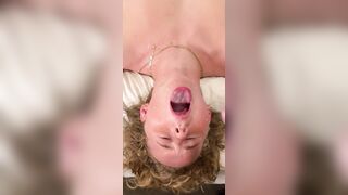 La troia è pronta per farsi sborrare in faccia