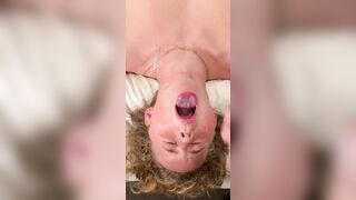 La troia è pronta per farsi sborrare in faccia